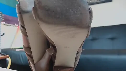 Bersihkan sepatu hak tinggi pecundangku