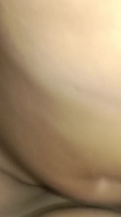 första gången man förlorar oskulden. Hennes fitta är väldigt tight. Mycket smärtsam hardcore sex | Klipp 2