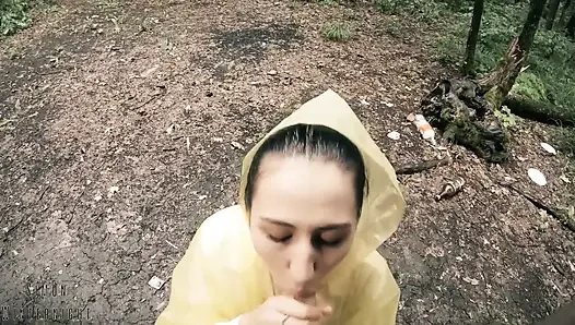 Schwarze Lynn in gelber Regenjacke lutscht schwanz im wald - blowjob im freien und sperma im mund