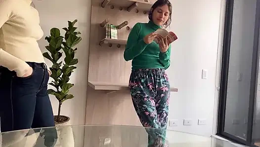 Я читаю чаты моей лучшей подруги, и она лесбиянка, которая в конечном итоге трахает меня