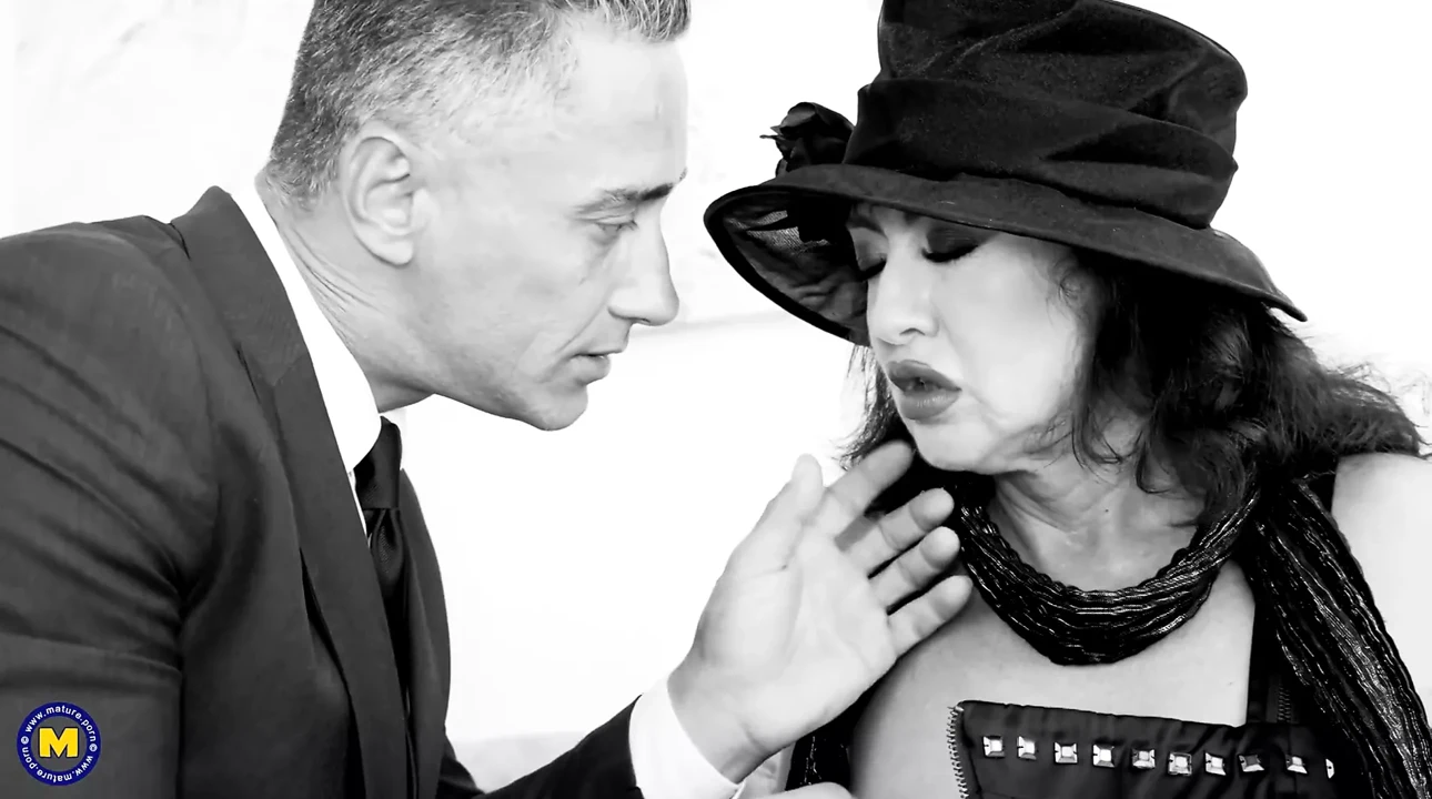 Trưởng thành mẹ được lớn trẻ vòi nước trong đít và âm đạo trong retro