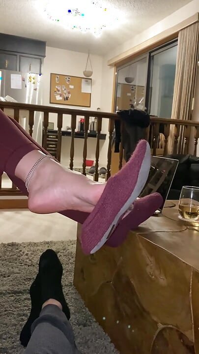 오지는 새엄마 그웬은 이상한 발 페티쉬를 유머러스하게 해줘: 핫한 달콤한 땀에 젖은 슬리퍼 플레이