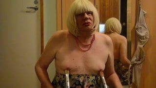 Tranny tetas se auto-torturando 9