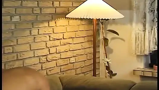 Pirsingli esmer hatun göt deliğine sikiliyor