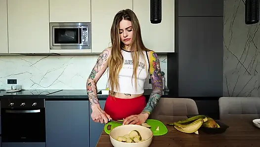 Ich bereitete gerade einen Salat zu, als plötzlich meine Muschi floss... Hat seinen Schwanz wie eine hungrige Schlampe gepackt und mich ficken lassen!
