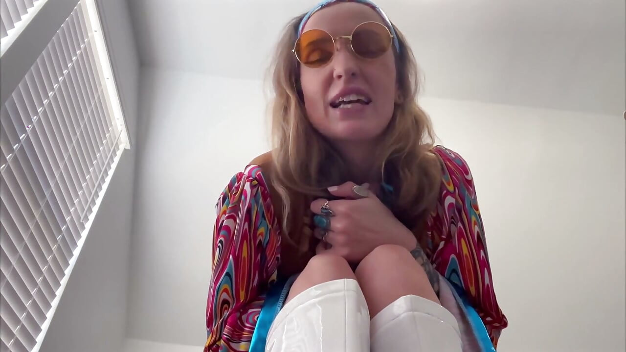 Sutton's Groovy '60s Giantess Fantasy 4K POV Tiny Thrills Await!
