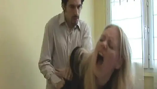 Şaplak atılan sarışın Fransız bebek götünü sert siktiriyor