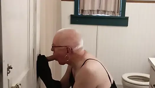 Kadın kılıklı kadın emiyor