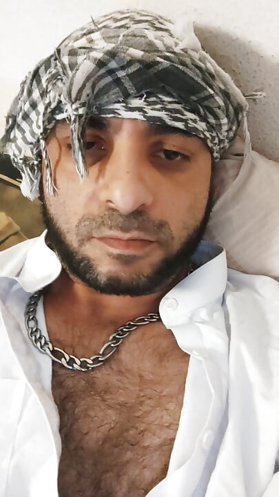 На съемках похотливый dj-bro оделся как извращенный афганец