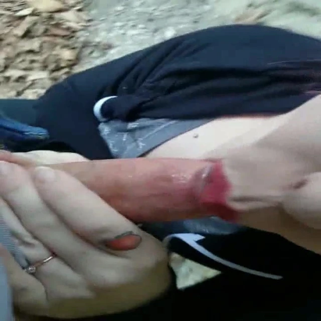 Une punk suce tranquille dans les bois