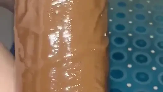 Aku lagi muasin memekku pakai dildo ukuran kontol raksasa pria kulit hitam hari ini
