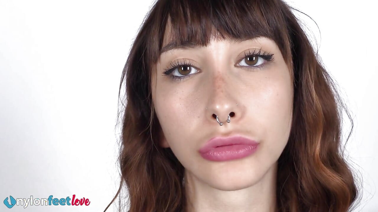 Reine Vixen สาวสีผมบรูเน็ตหุ่นดีและสวยกินของหวานขณะโพสท่าเท้าและนิ้วเท้าในเซ็กซี่