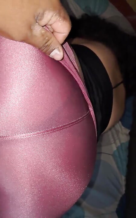 Meu enteado me encontra fazendo ioga, ele me fode descontroladamente