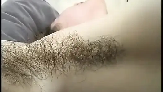 Furchterregender behaarter retro-hübscher hippie kommt jasmyne