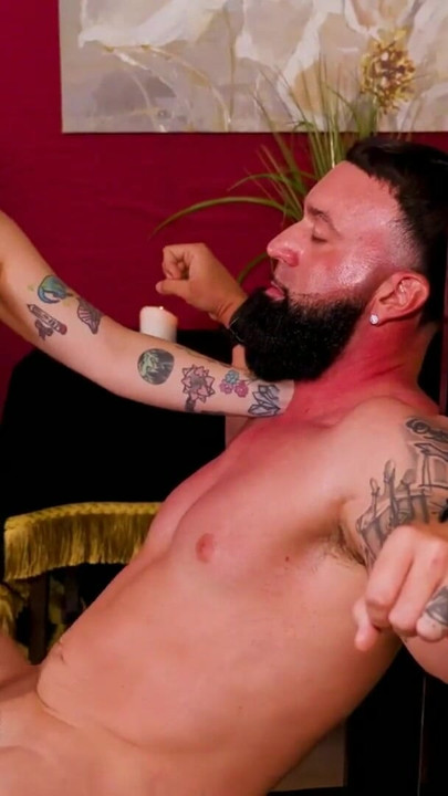 Lad mig gøre det svært for dig! Femdom Kay Rhae håndterer Big Shane i kæder hos SweetFemdom | Klip 1