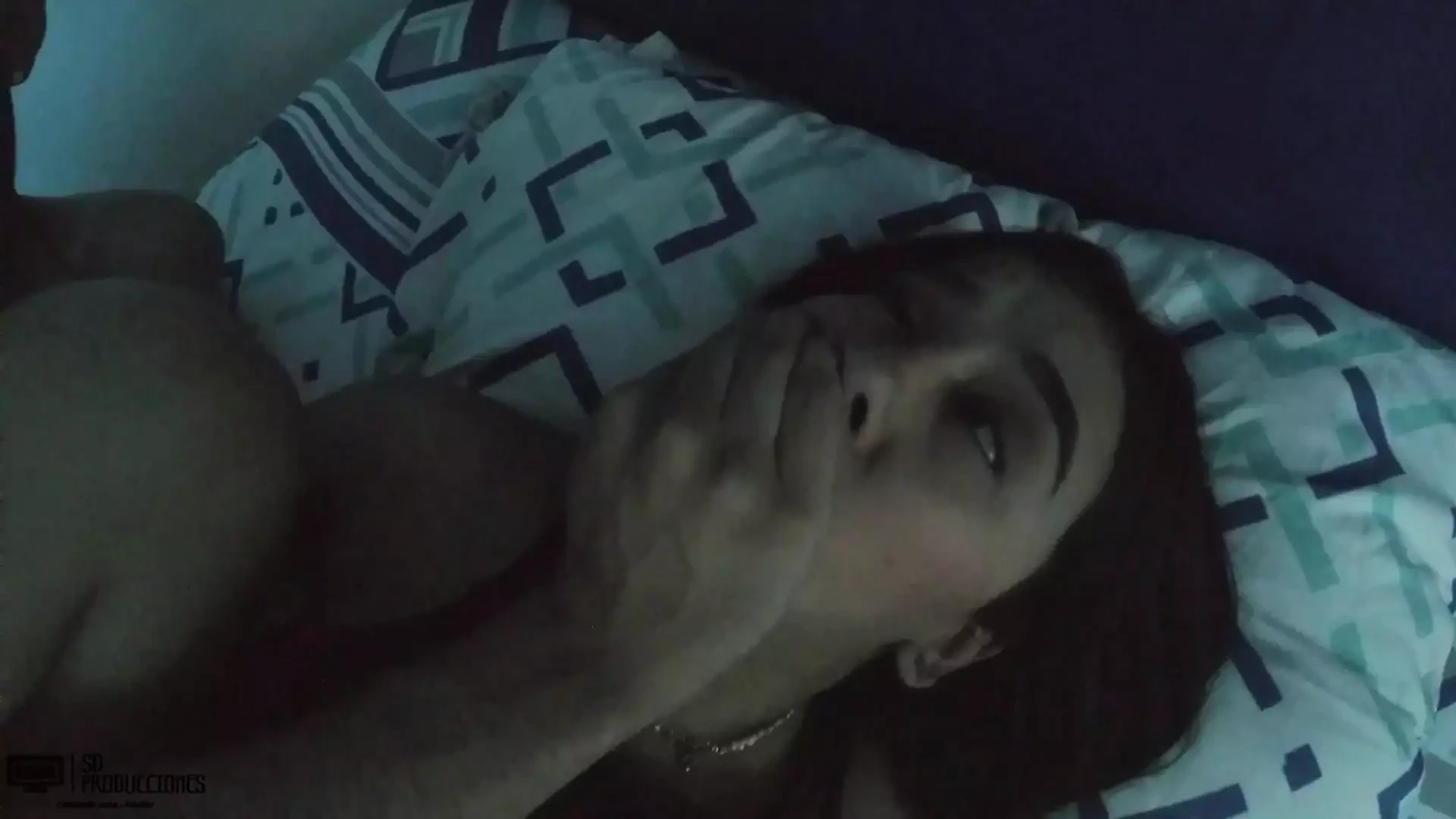 Jag älskar att gå in i min styvmors rum för att knulla hennes rika fitta - Porno en Español