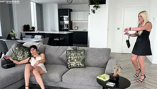 Parti kızı sarışın arkadaşının ayaklarını emiyor
