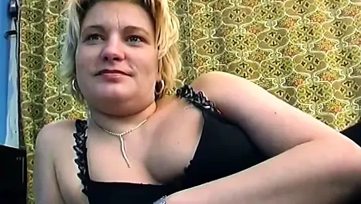 Blondine spreizt feuchte muschi, während brünette hardcore-spiel mit macht