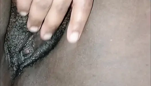 İri güzel üvey anne üvey oğlunu ona çıplak bakarken yakaladı, onu parmaklamaya hoş geldiniz.