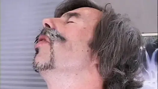 Дикая бабушка принимает несколько членов