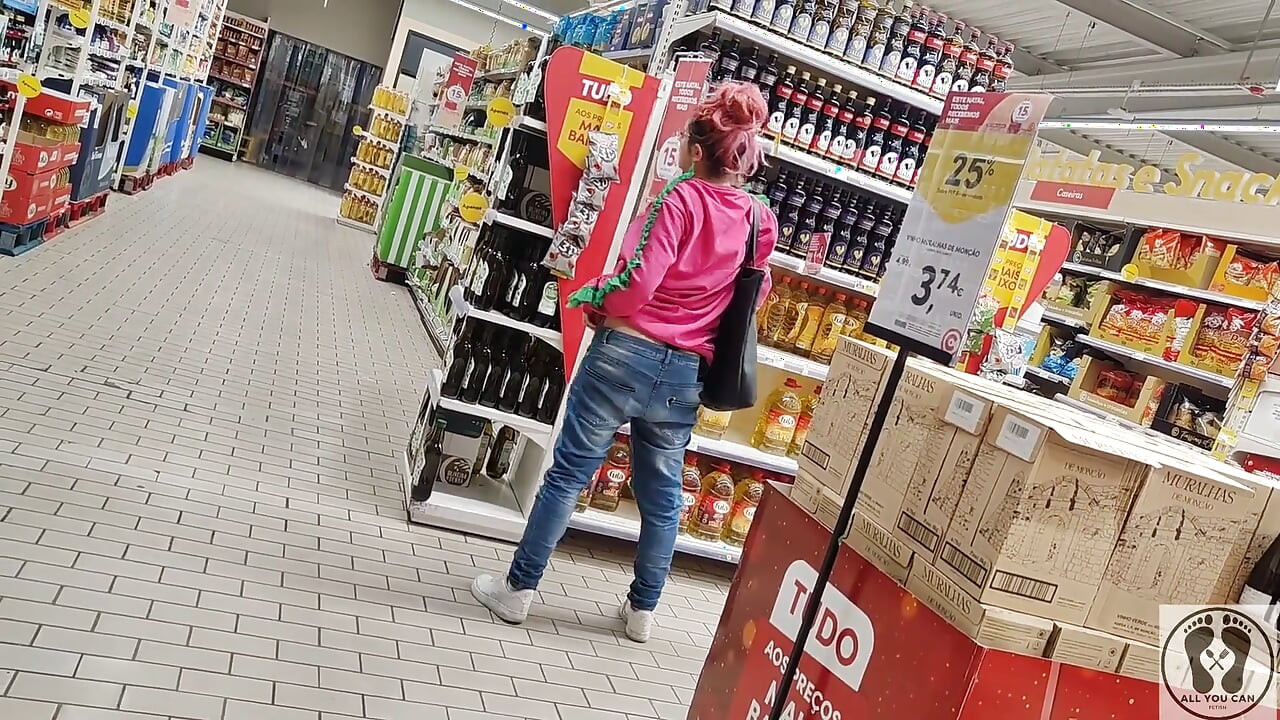 Rebeca addams si cewek sange dengan celana jins di supermarket