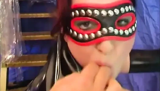 Горячая брюнетка с большими сиськами принимает красивый член