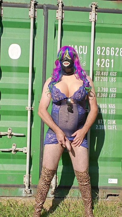 Gigantične lažne sise crossdresser u donjem vešu masturbira napolju | Klip 1