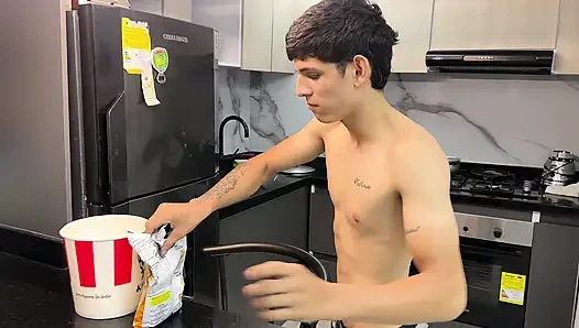 Teman terangsang memasukkan kontol kayanya di dalam kentang goreng untuk teman latinanya yang seksi. REKAMAN SEKS ASLI