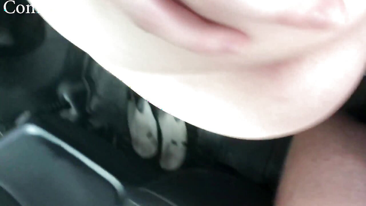 Un jeune cul dans la voiture reçoit une grosse bite dans la chatte et le cul