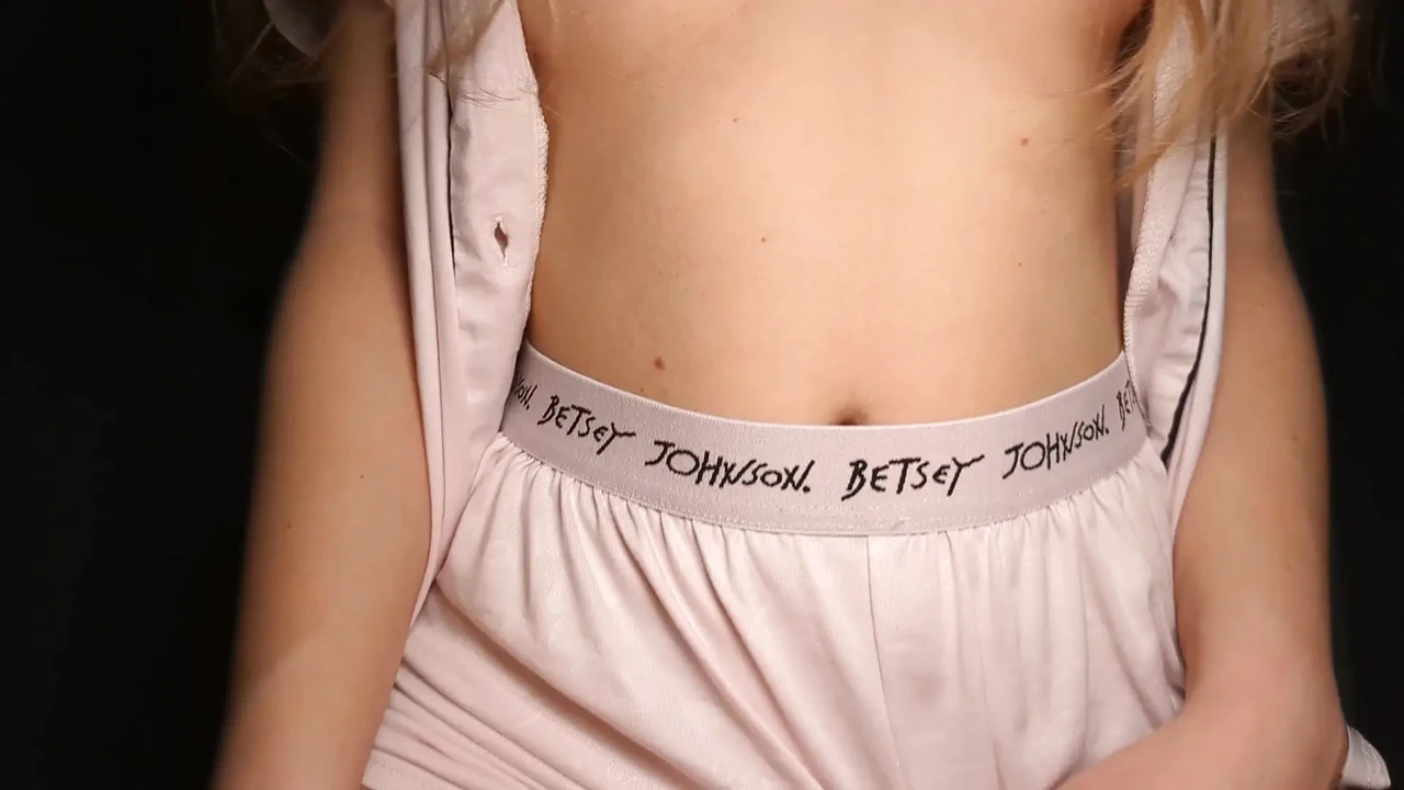 苗条的金发女郎让自己在她紧致的阴户里被操，吮吸鸡巴，并得到很多精液