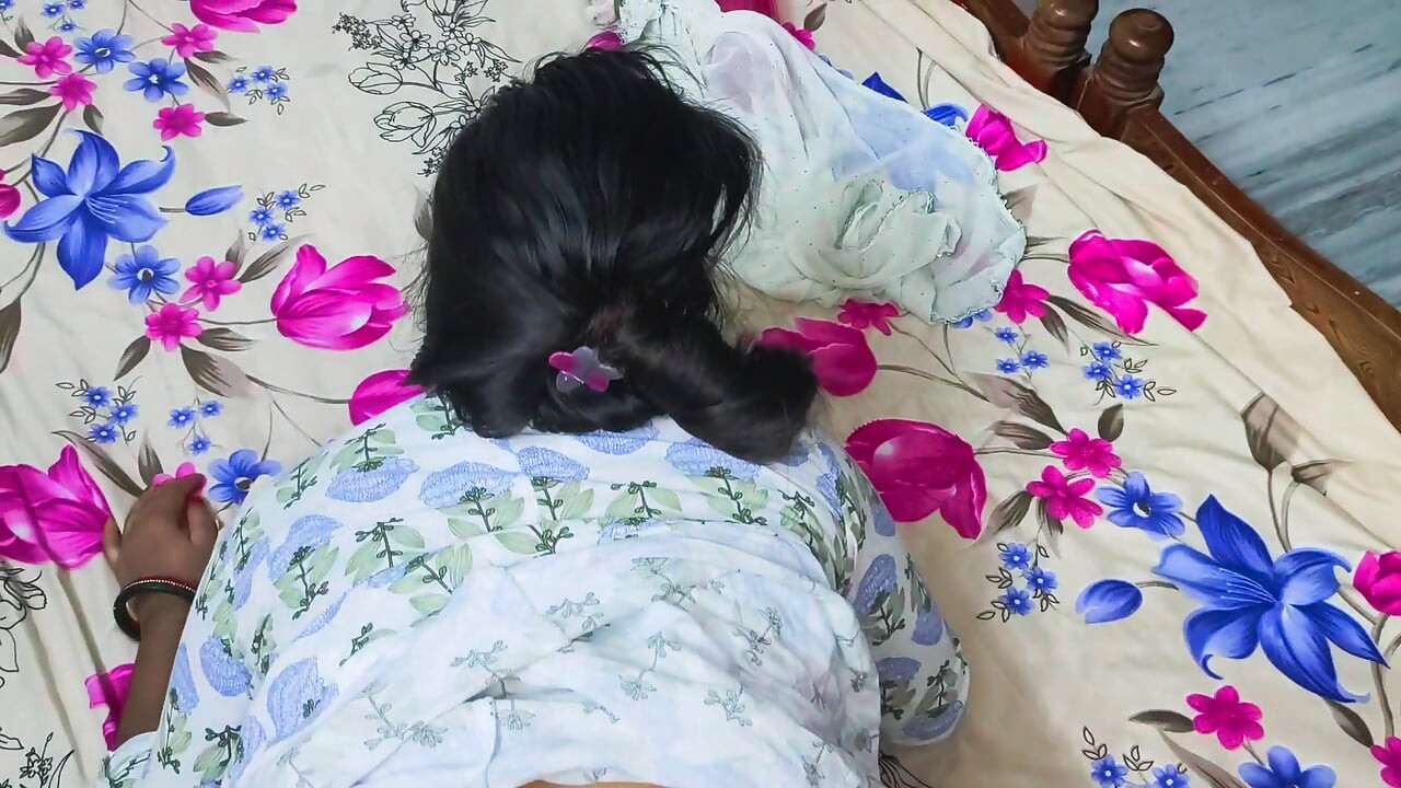 Linda chica india compartiendo cama con hermanastro