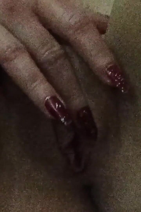 Pelacur penurut lagi asik fingering memek bebasnya