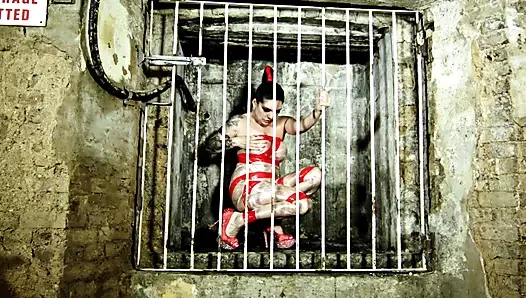 Gefesselte tätowierte französische hure isst sperma nach intensivem BDSM-fick