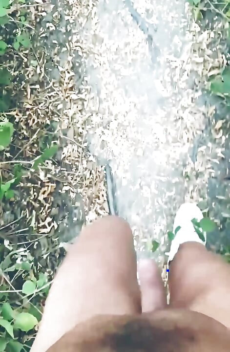POV Alaston kävely metsässä