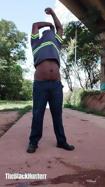 Επιστρέφοντας από τη δουλειά σταμάτησα να κατουρήσω και κατέληξα να βγάζω όλα μου τα ρούχα στο δρόμο