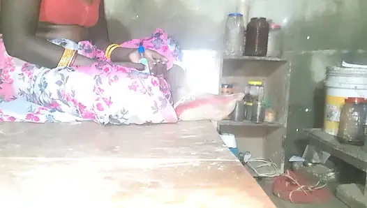 Reena evine geldi.