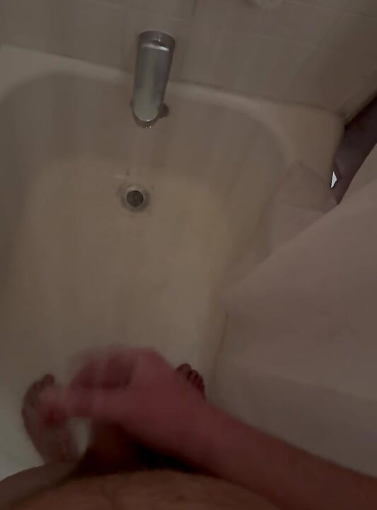 在朋友的淋浴时小便撸和