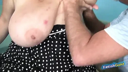 Büyük memeli genç iri güzel kadın yaşlı adam tarafından sert sikiliyor