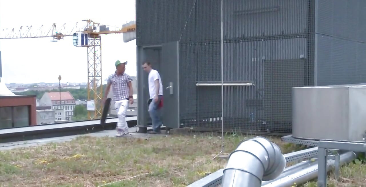 ドイツのスケーターの男の子クリスとマルテは、屋上でのホットなセッションに興奮しています。あなたがブロンドのドイツのイケメン、ノーカットコックとホットにする場合