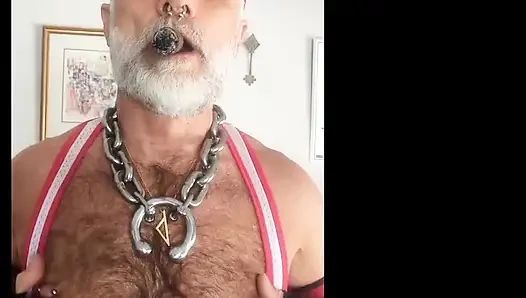 Üvey baba garını aydınlatıyor