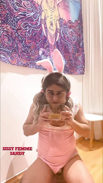 Chastity Sissy: Pišanje u zdjelu i gutanje (zečja odjeća)