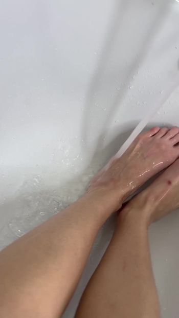 Je to tak pěkné ve vaně - škádlí tě velké dlouhé nohy - chcete je lízat?