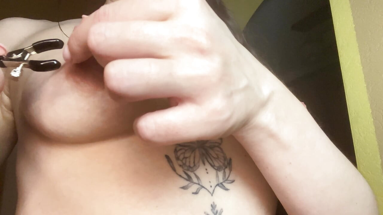 Kristi Ren se biciuiește cu un vibrator, se întinde și își pune cleme pe sfârcurile ei mari