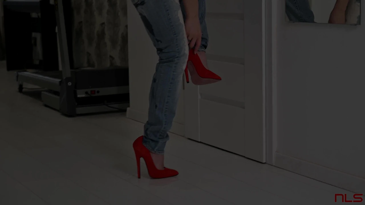 Nelly Kent kendi üstüne işiyor