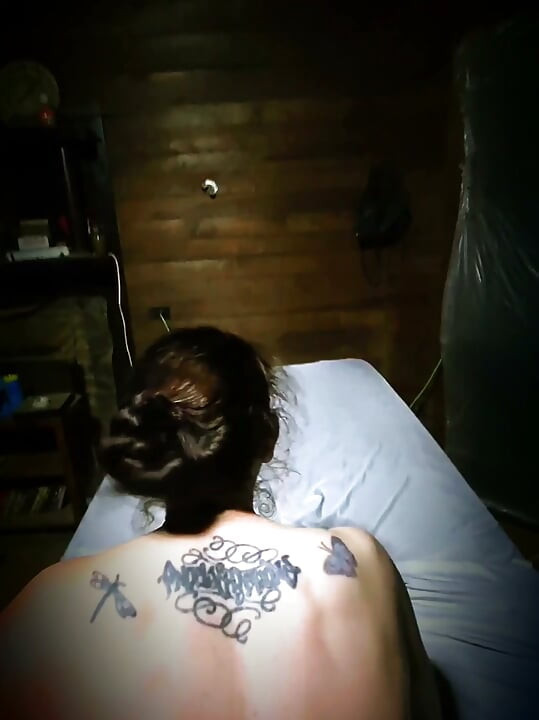 Cycata milf robi się napalona podczas masażu i ostro zerżnięta