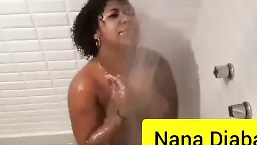 Грудастая женщина принимает душ