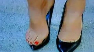 Reporter che mostra piedi sexy e tacchi alti (silenzioso)