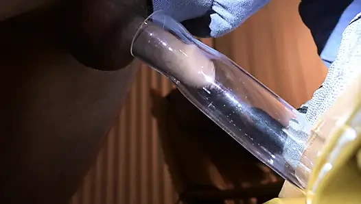 Vakumlu yarak emiyor ve erkeklerin yarağının içine boşalıyor