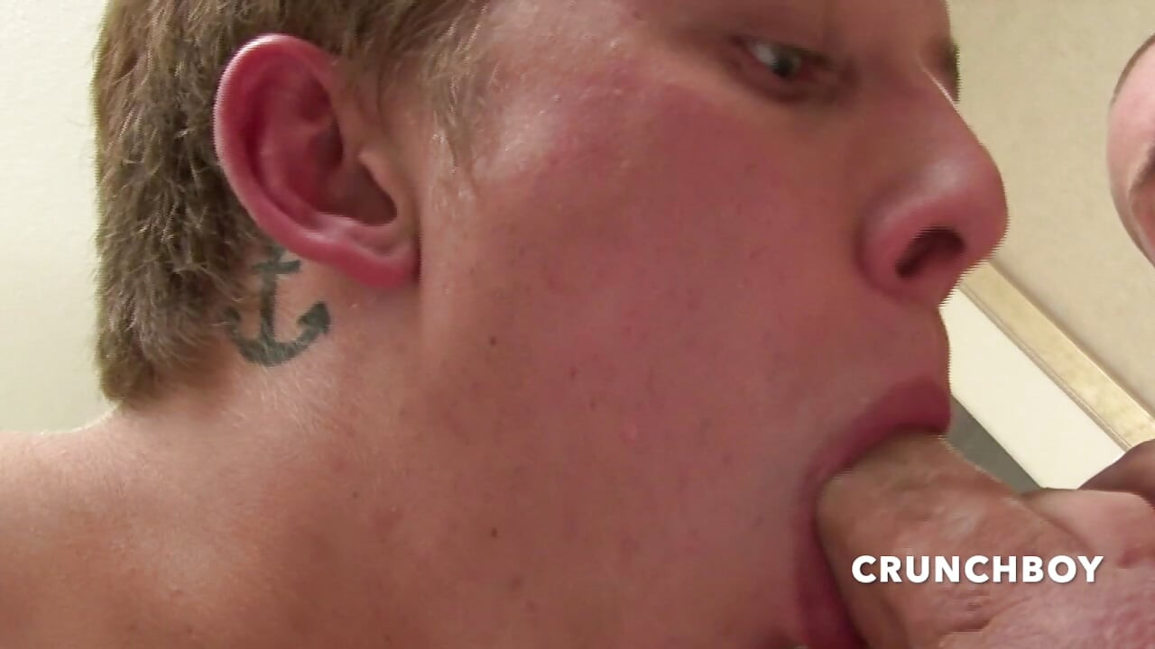 年轻的同性恋吮吸他的直朋友和性交无鞍