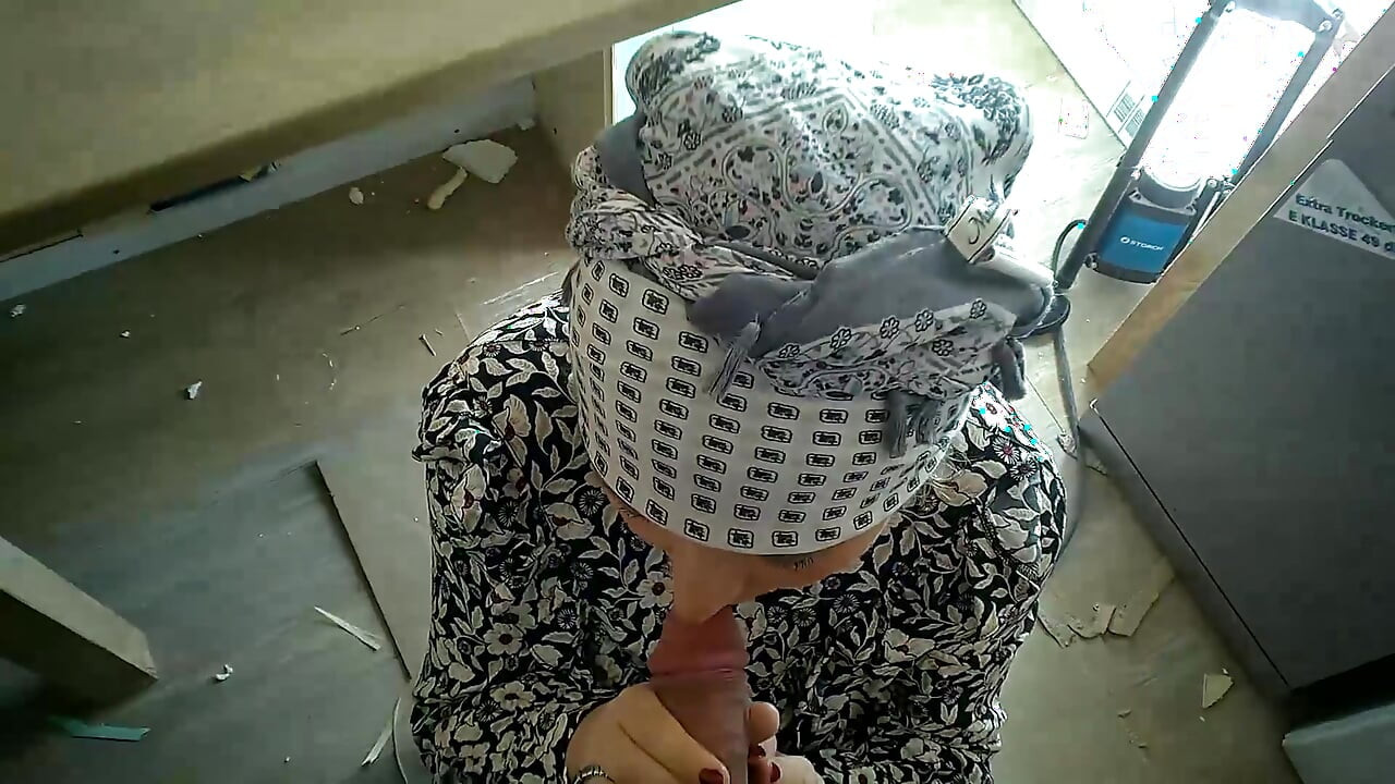 Muslim woman tries sucking a cock and does a good job